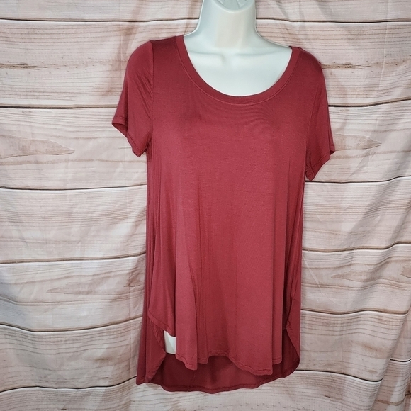 Maurices 24/7 tee high low hem short sleeve scoop neck crimson red maroon S - Picture 2 of 7